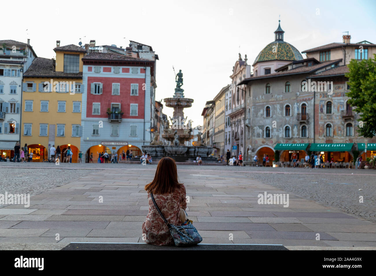 Bambina sembra rilassato presso la fontana del Nettuno a Trento, Italia Foto Stock