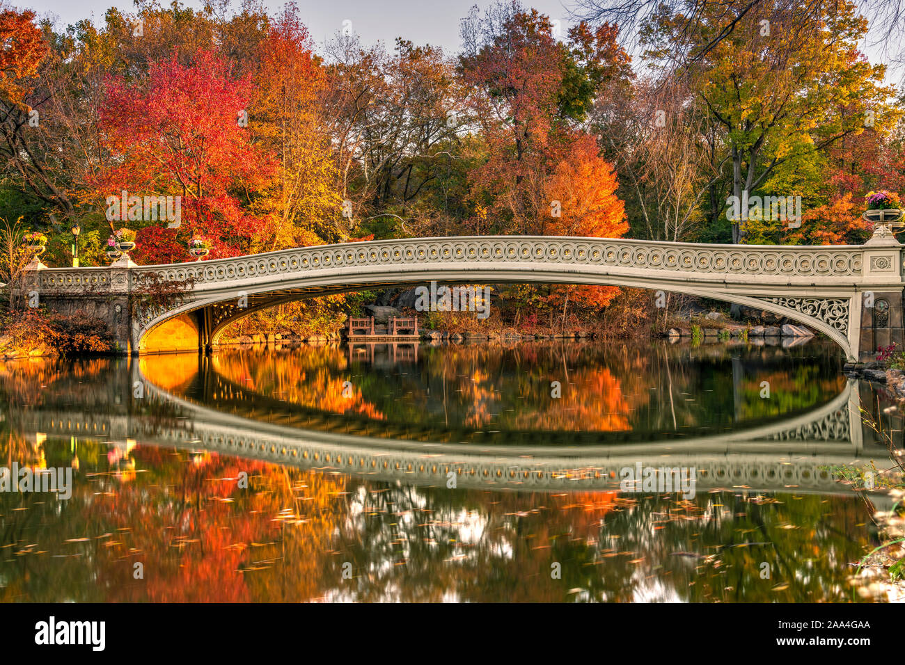 Caduta delle foglie, ponte di prua, Central Park, Manhattan, New York, Stati Uniti d'America Foto Stock