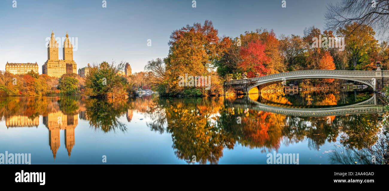 Caduta delle foglie, ponte di prua, Central Park, Manhattan, New York, Stati Uniti d'America Foto Stock