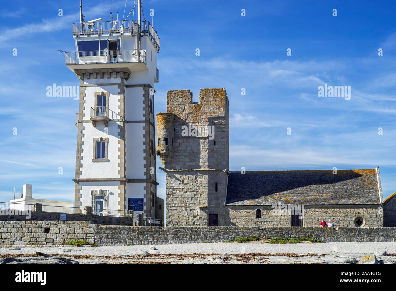 Un semaforo, la vecchia torre Vieille Tour e la cappella Saint-Pierre A la Pointe de Penmarc'h / Penmarch, Finistère Bretagna, Francia Foto Stock