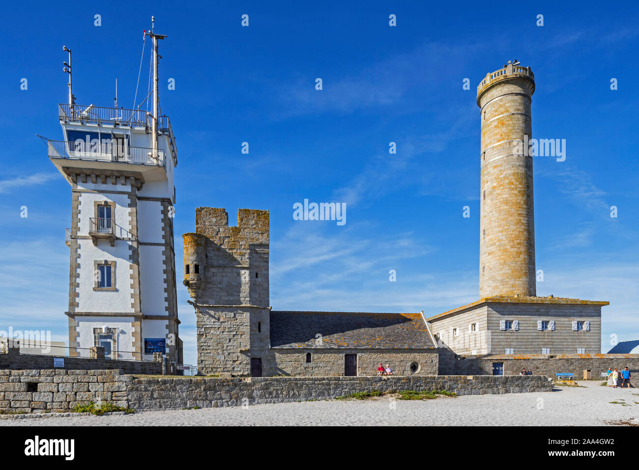 Semafori, la vecchia torre Vieille Tour, cappella Saint-Pierre e il faro di Phare de Penmarc'h A la Pointe de Penmarch, Finistère Bretagna, Francia Foto Stock