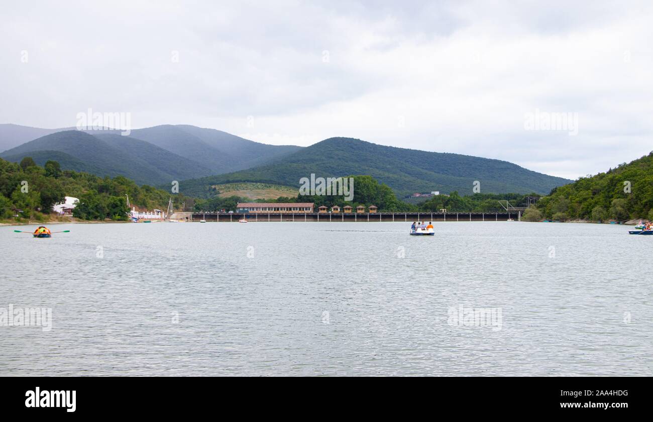 Cypress lake in succo. Attrazioni Anapa. Lago Verde. Lago con acqua chiara. Viaggio . La natura della Russia. Gli alberi crescono nell'acqua. Foto Stock