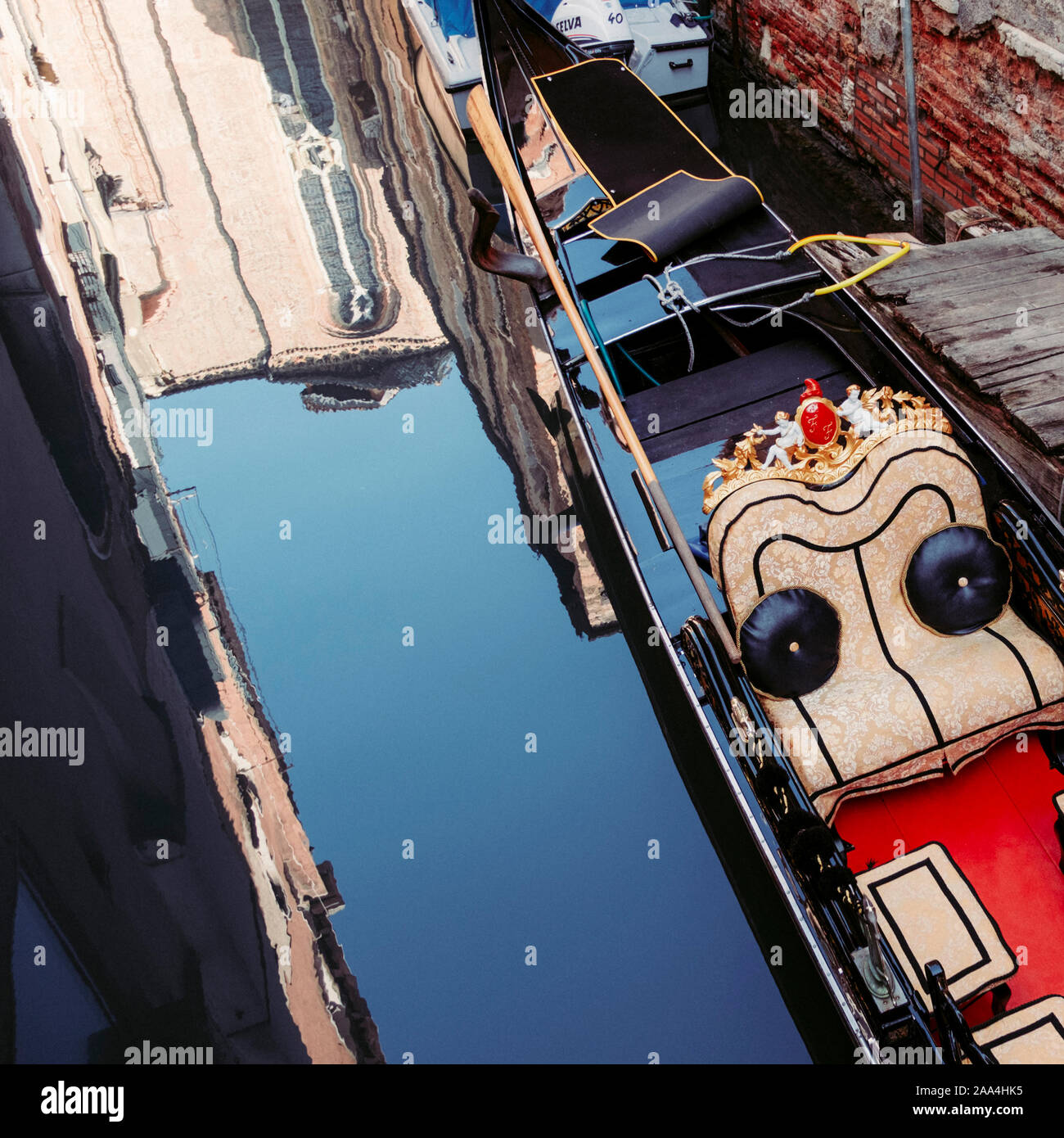 Gondola tradizionale in un canale di Venezia, Italia Foto Stock