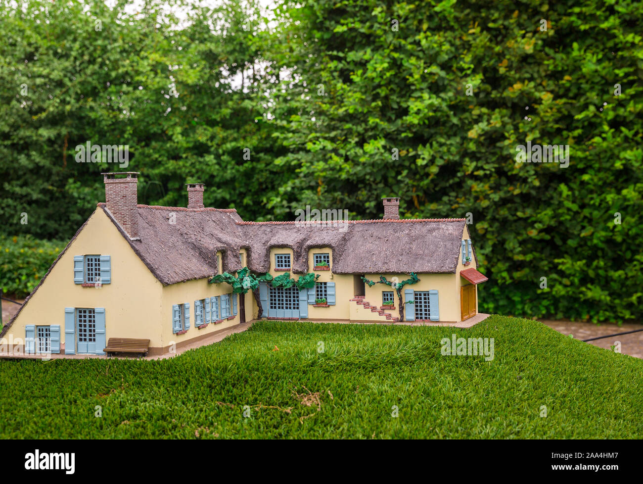 Casa nel verde della foresta, scena in miniatura Foto Stock