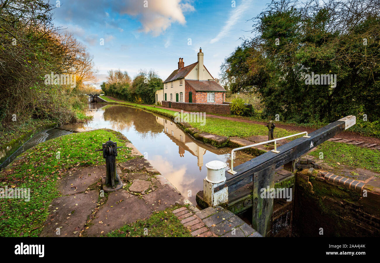 Un cottage sul canale sul volo Tardebigge Lock sulla Birmingham per il canale di Worcester, Inghilterra Foto Stock