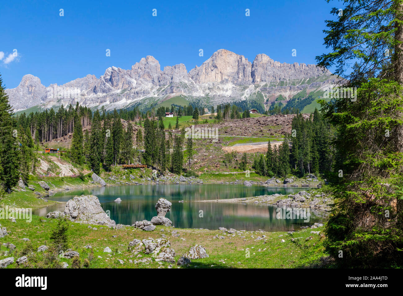 Il lago di Carezza è un piccolo lago alpino delle Dolomiti dell'Alto Adige, Italia. È noto per i suoi meravigliosi colori e la sua vista sul Rosenga Foto Stock