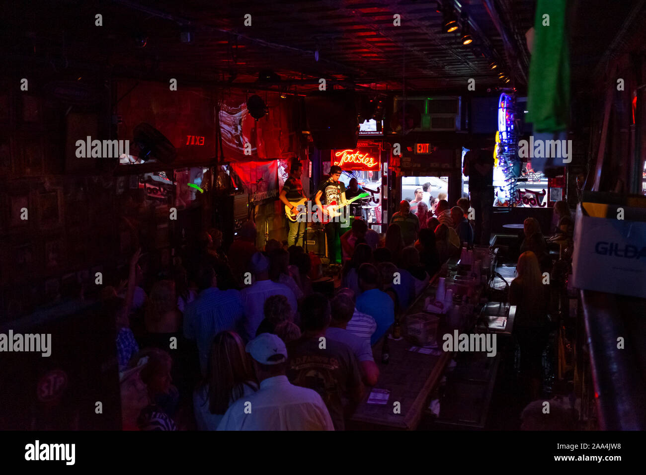 Nashville, Tennessee, Stati Uniti d'America - 28 Giugno 2014: un paese della banda musicale di eseguire al Tootsies Orchid Lounge, nella città di Nashville Tennessee. Foto Stock