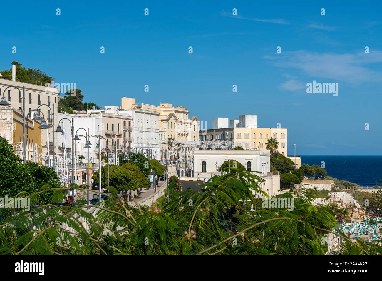 Vista lungo la Via Roma sul lungomare di Santa Cesarea Terme sulla costa Adriatica della Puglia (Puglia) nel Sud Italia Foto Stock