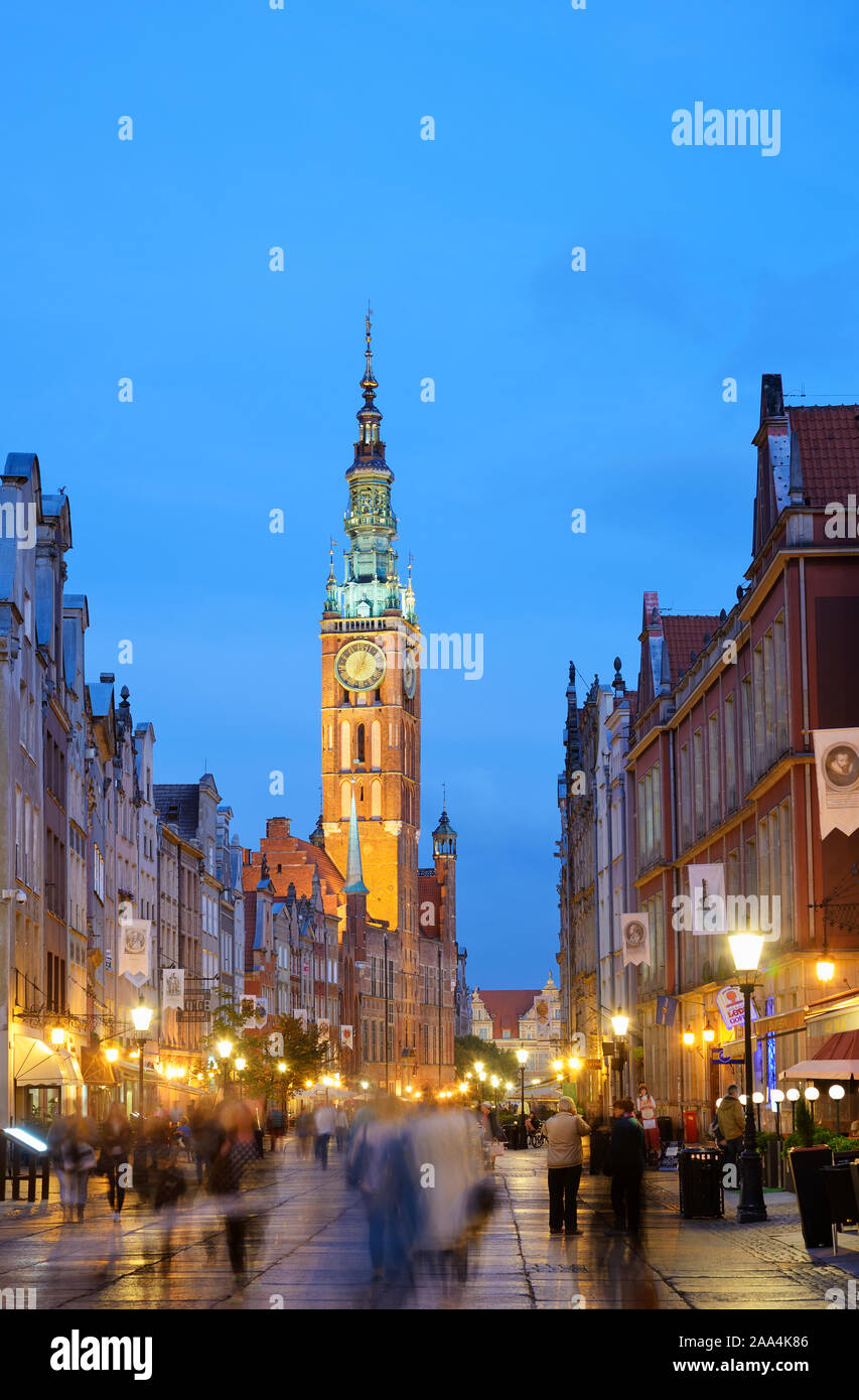 Dlugi Targ (lungo Market street e la torre del XIV secolo Municipio. Gdansk, Polonia Foto Stock