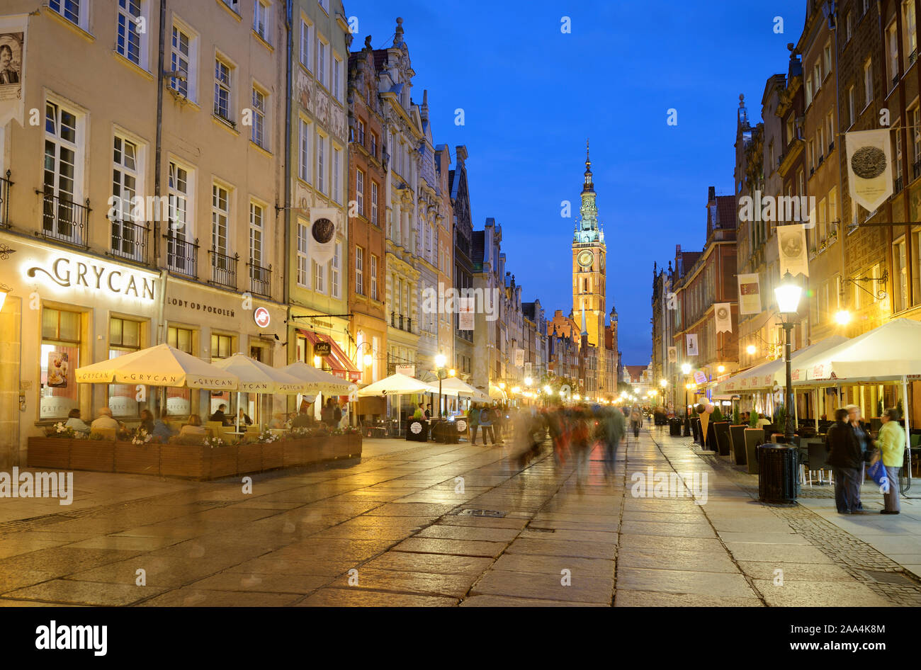 Dlugi Targ (lungo Market street e la torre del XIV secolo Municipio. Gdansk, Polonia Foto Stock
