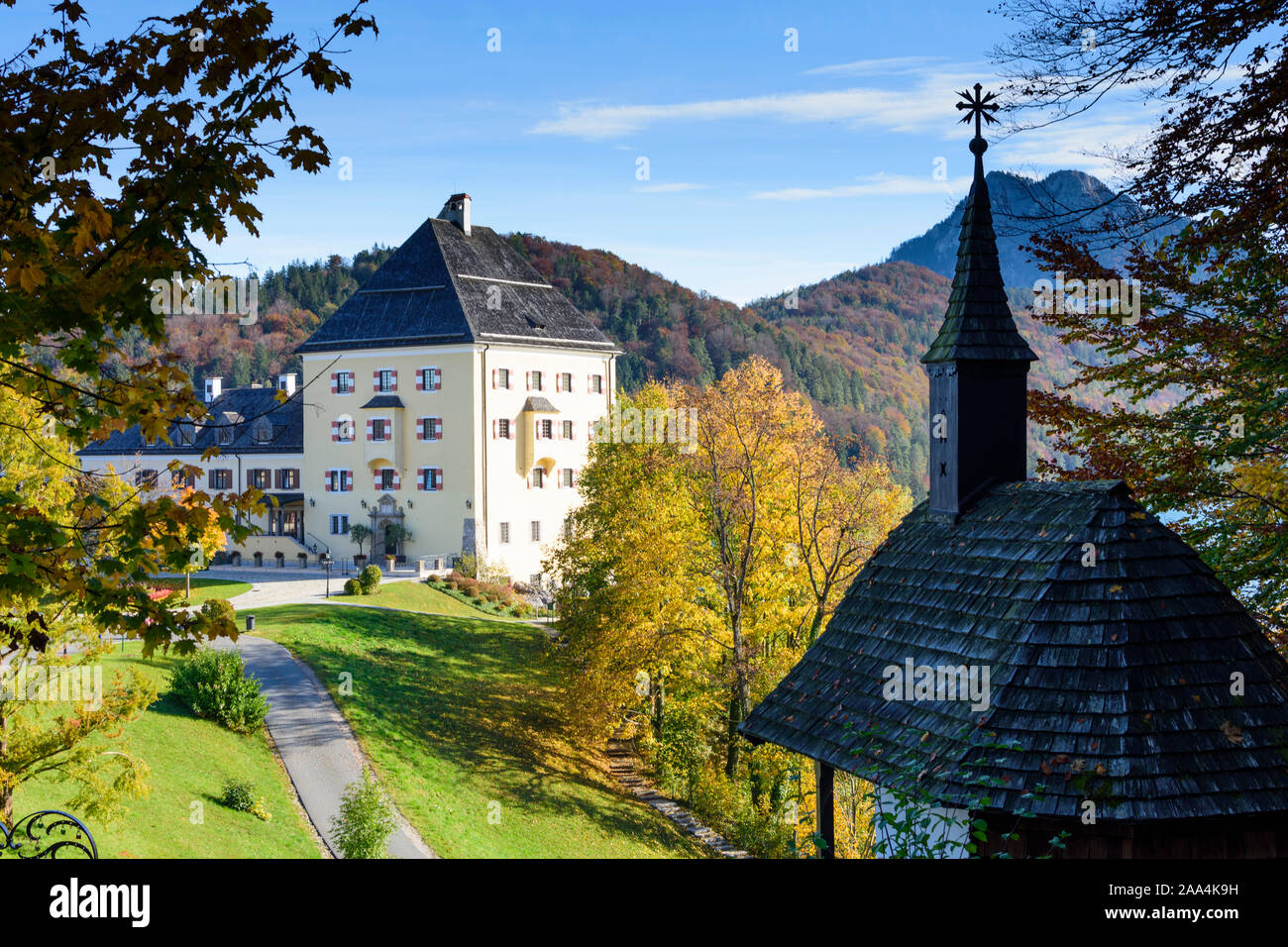 Hof bei Salzburg: castello Schloss Fuschl, lago Fuschlsee, cappella (destro) nella regione del Salzkammergut, Salisburgo, Austria Foto Stock