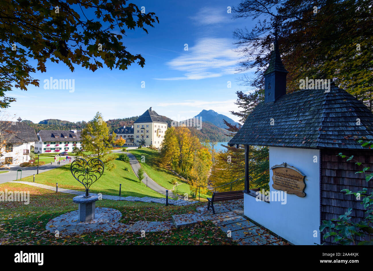 Hof bei Salzburg: castello Schloss Fuschl, lago Fuschlsee, cappella (destro) nella regione del Salzkammergut, Salisburgo, Austria Foto Stock