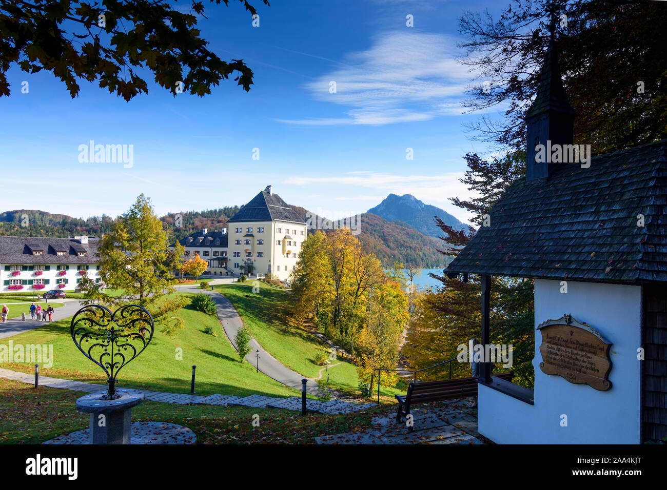 Hof bei Salzburg: castello Schloss Fuschl, lago Fuschlsee, cappella (destro) nella regione del Salzkammergut, Salisburgo, Austria Foto Stock