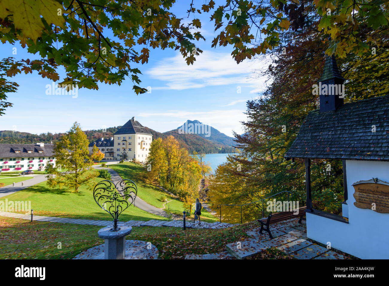 Hof bei Salzburg: castello Schloss Fuschl, lago Fuschlsee, cappella (destro) nella regione del Salzkammergut, Salisburgo, Austria Foto Stock