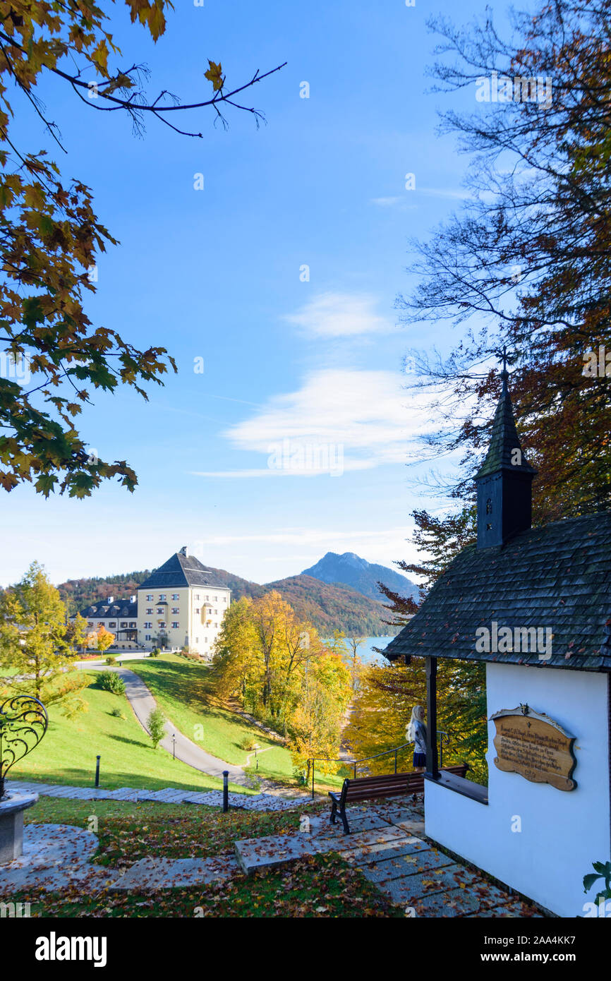 Hof bei Salzburg: castello Schloss Fuschl, lago Fuschlsee, cappella (destro) nella regione del Salzkammergut, Salisburgo, Austria Foto Stock