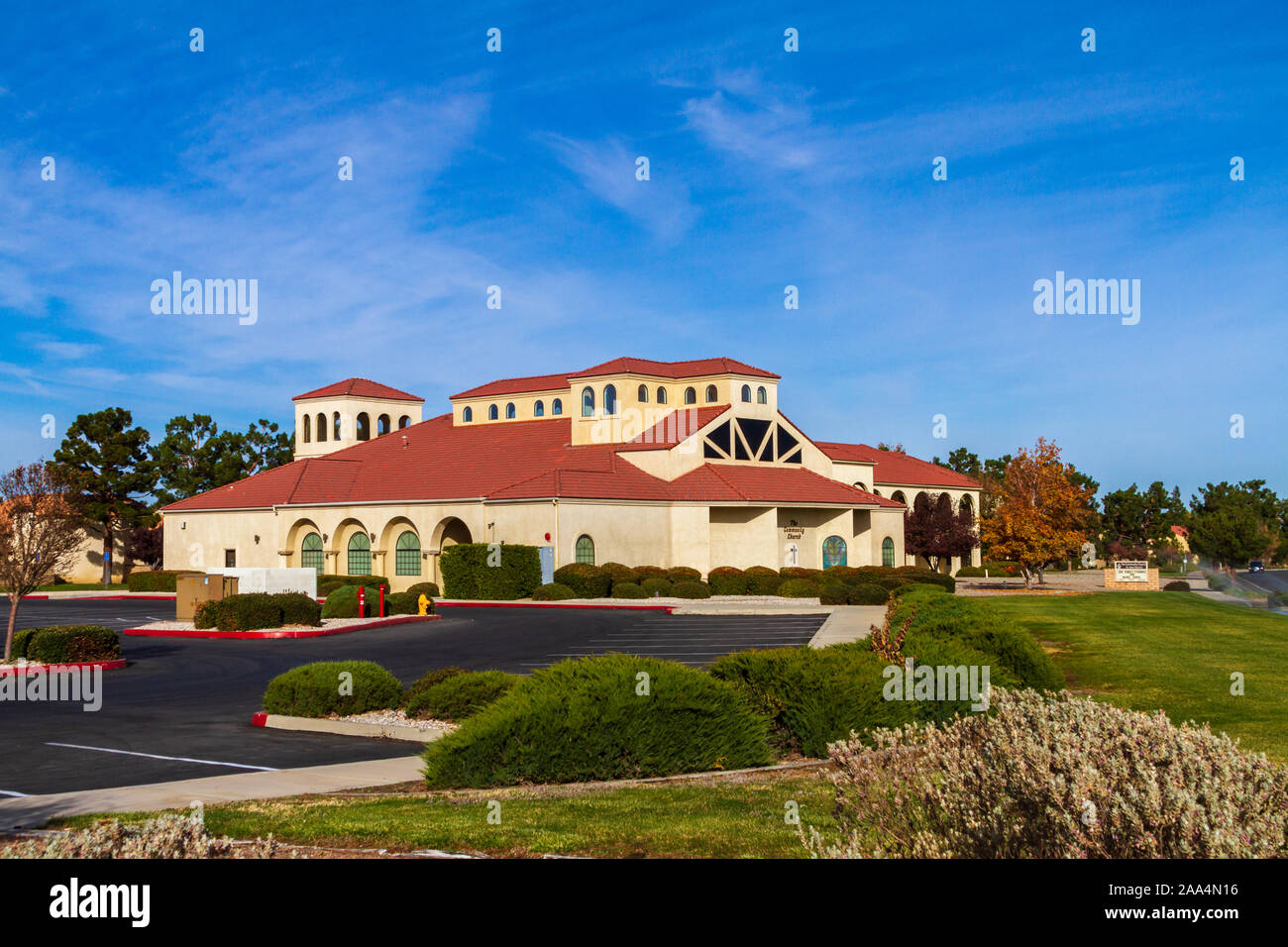 Apple Valley, CA / STATI UNITI D'America - 13 Novembre 2019: una vista della Comunità chiesa edificio situato a Jess Ranch nella città di Apple Valley, California. Foto Stock