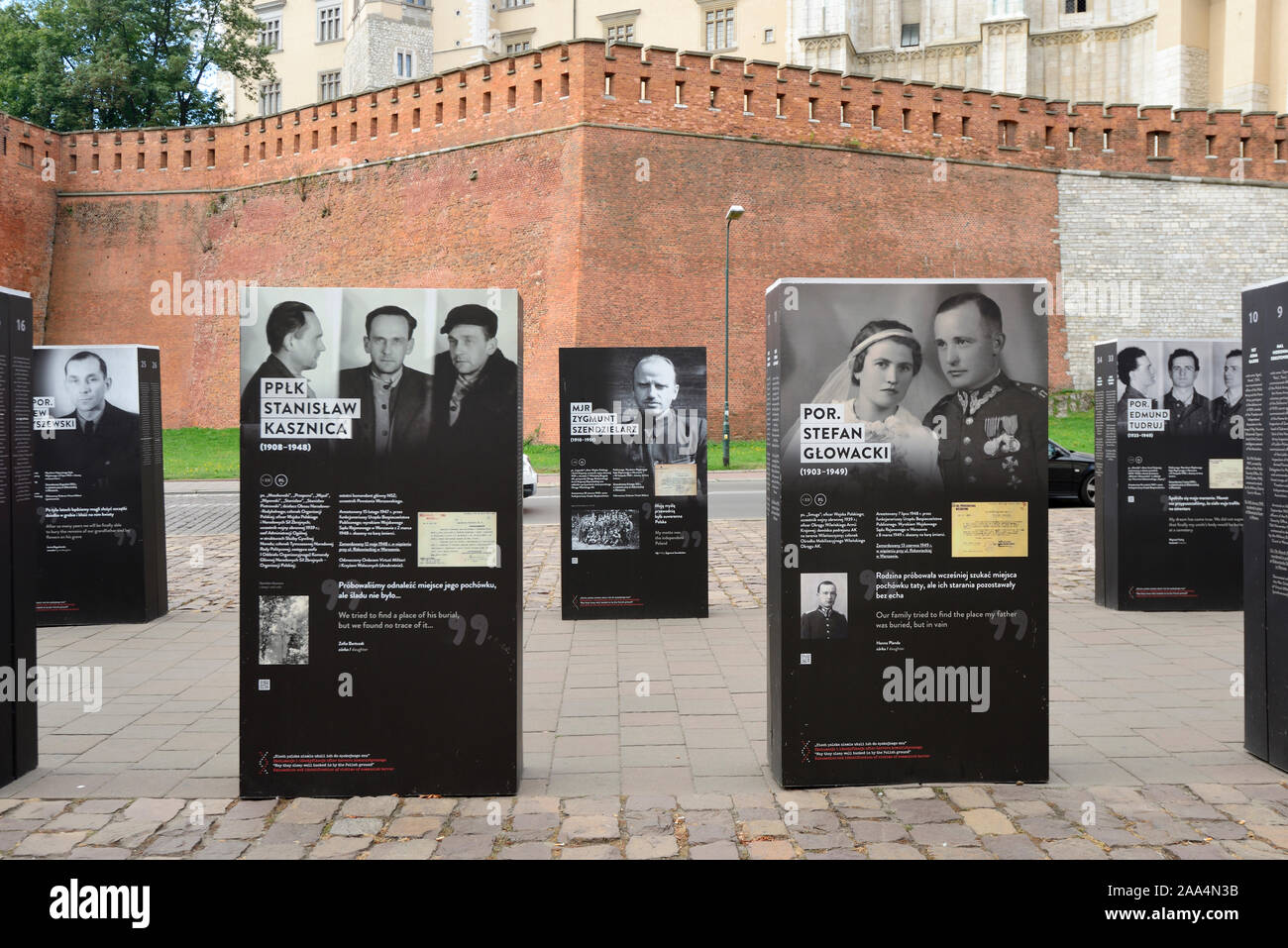 Una mostra di strada circa il popolo polacco che morì come vittime di regimi totalitari (1939-1956). Cracovia in Polonia Foto Stock