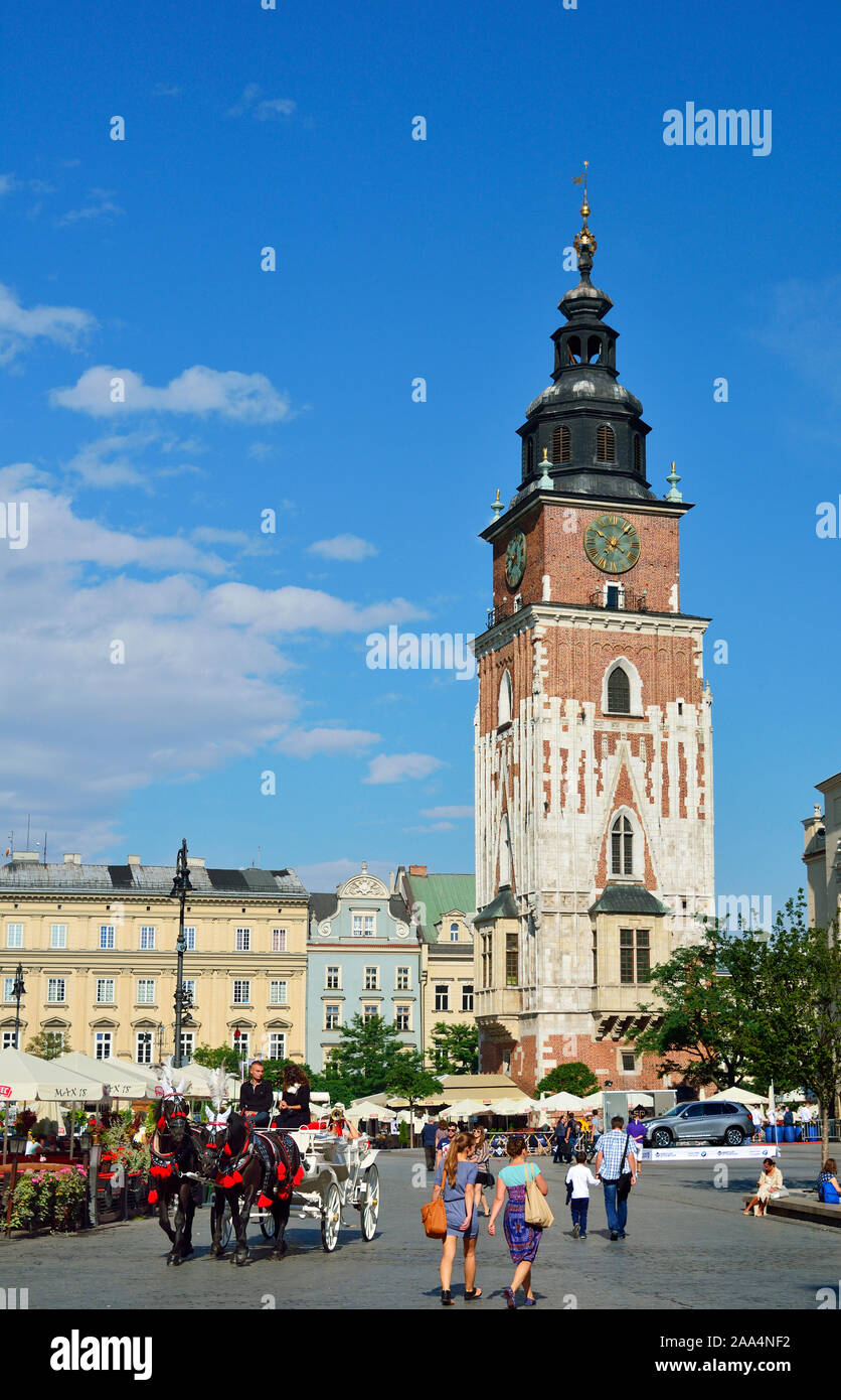 Il Municipio torre, 70m alto e la Piazza del Mercato Centrale (Rynek) della città vecchia di Cracovia risale al XIII secolo. Si tratta di uno dei grandi Foto Stock