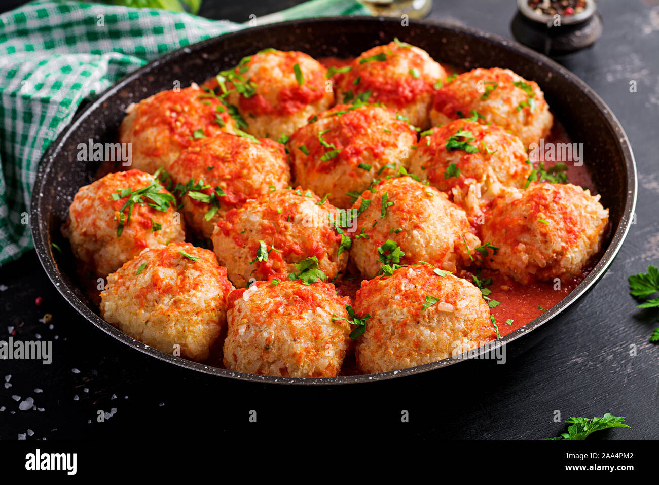 Le polpette di carne in agrodolce salsa di pomodoro. Foto Stock