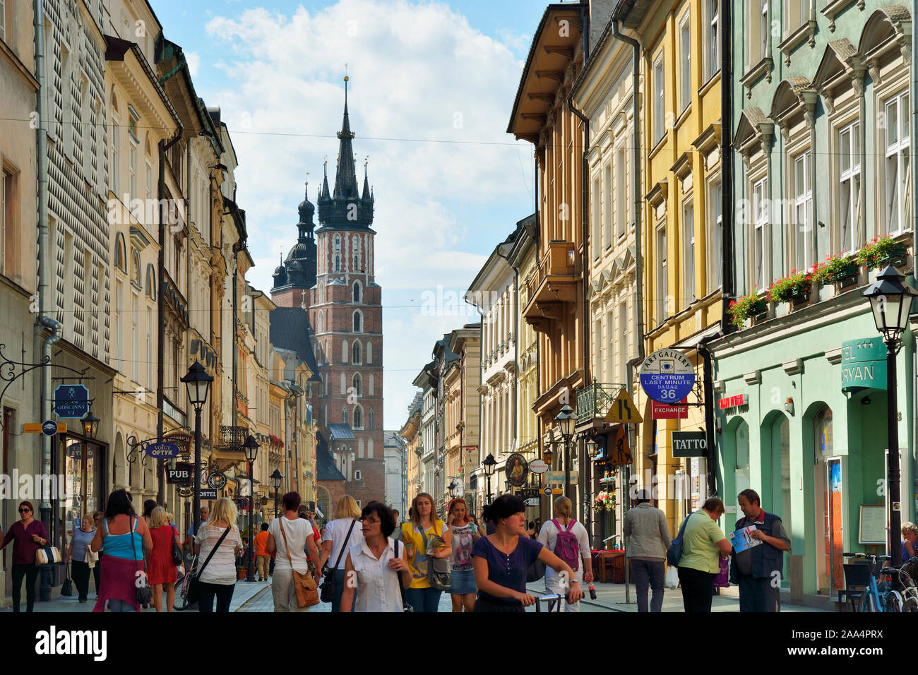 Busy Street nella città vecchia di Cracovia, un sito Patrimonio Mondiale dell'Unesco. Polonia Foto Stock