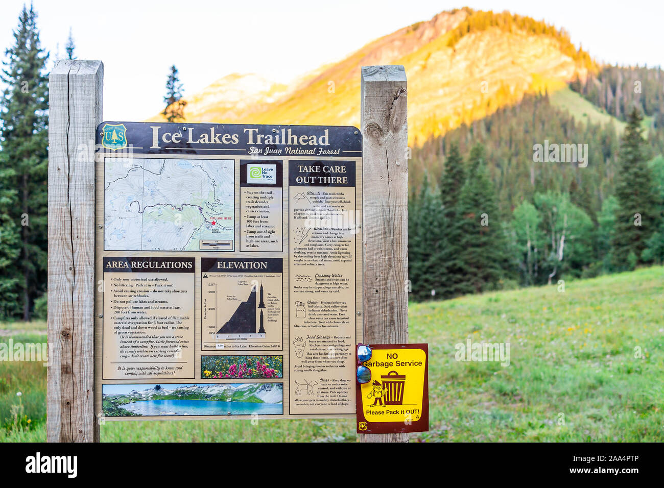 Silverton, Stati Uniti d'America - 20 agosto 2019: Ice Lake sentiero sign in Colorado in mattinata estiva con sunrise luce e testo Informazioni sul palo di legno Foto Stock