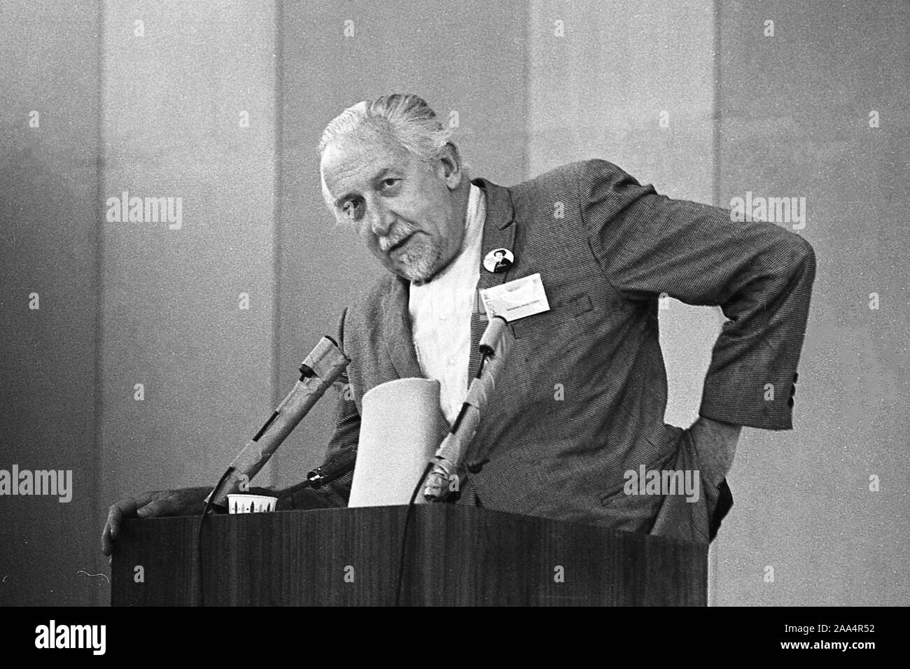 John D. MacDonald (1916-1986) uno dei più famosi scrittori mysterey parla al XIX Internation annuale Conferenza di Design nel 1969. Tenuto in Aspen Colorado con partecipanti provenienti da tutto il mondo. MacDonald ricevuto il Grand Master Award dalla Mysterey Scrittori d'America nel 1972. Foto Stock