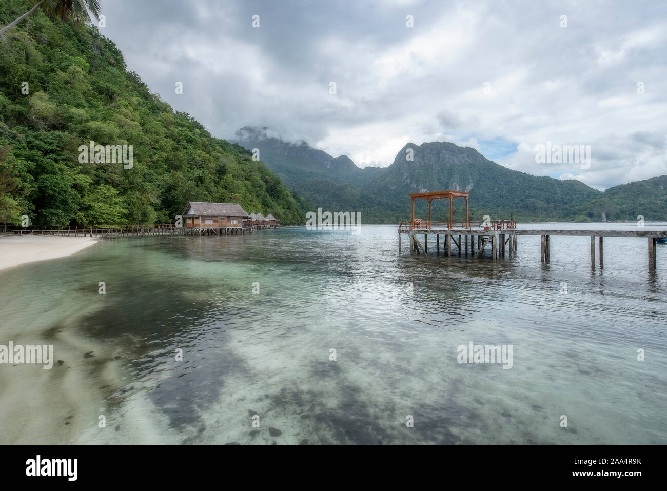 Il molo di legno su Ora Beach, Seram, ISOLE MOLUCCHE, INDONESIA Foto Stock