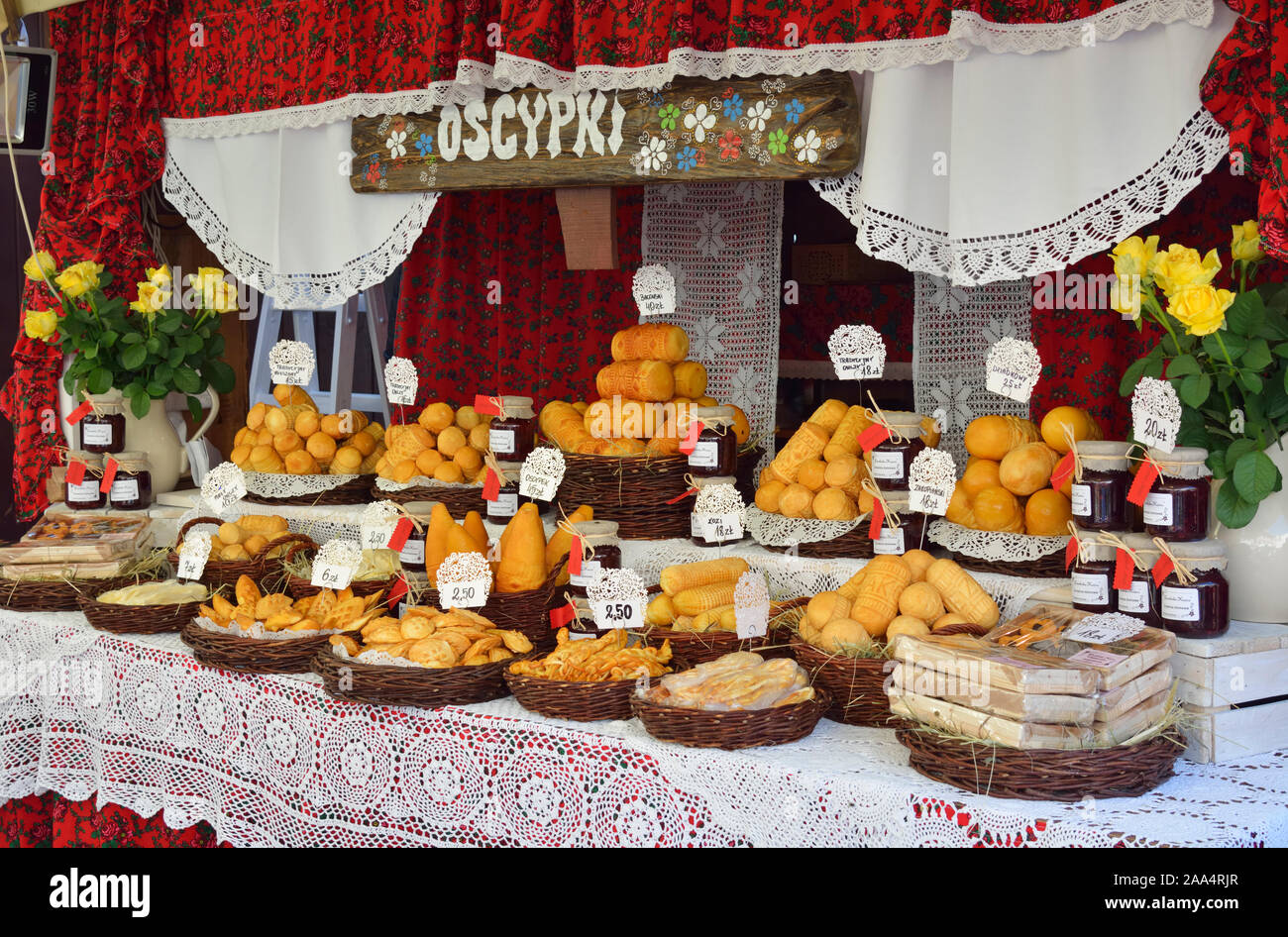 Tradizionale polacco formaggi affumicati (oscypki). Cracovia in Polonia Foto Stock