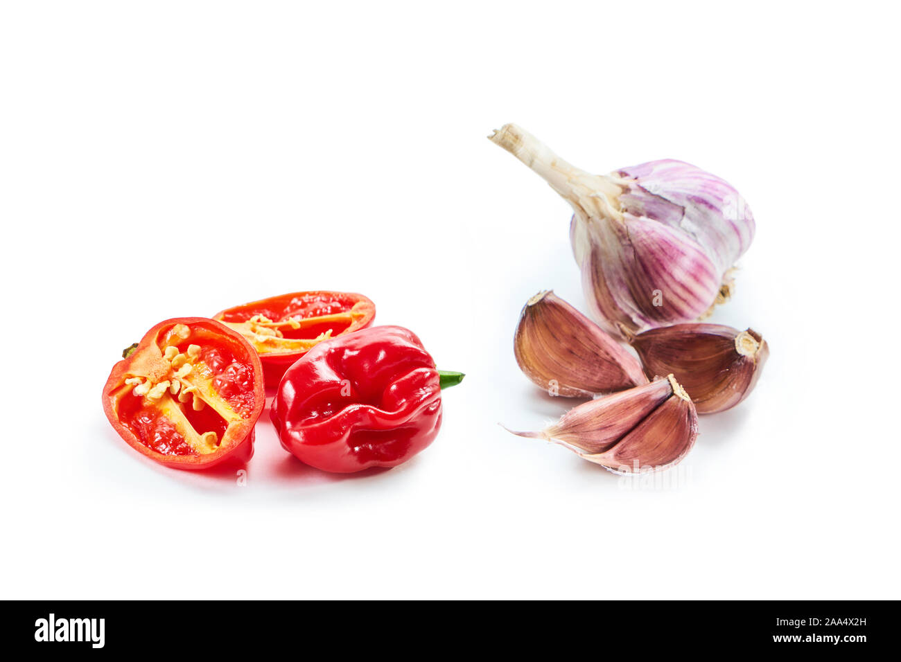 Habanero peppers, isolato su bianco. Cibo messicano. Salsa Habanero. Peperoncini piccanti Foto Stock