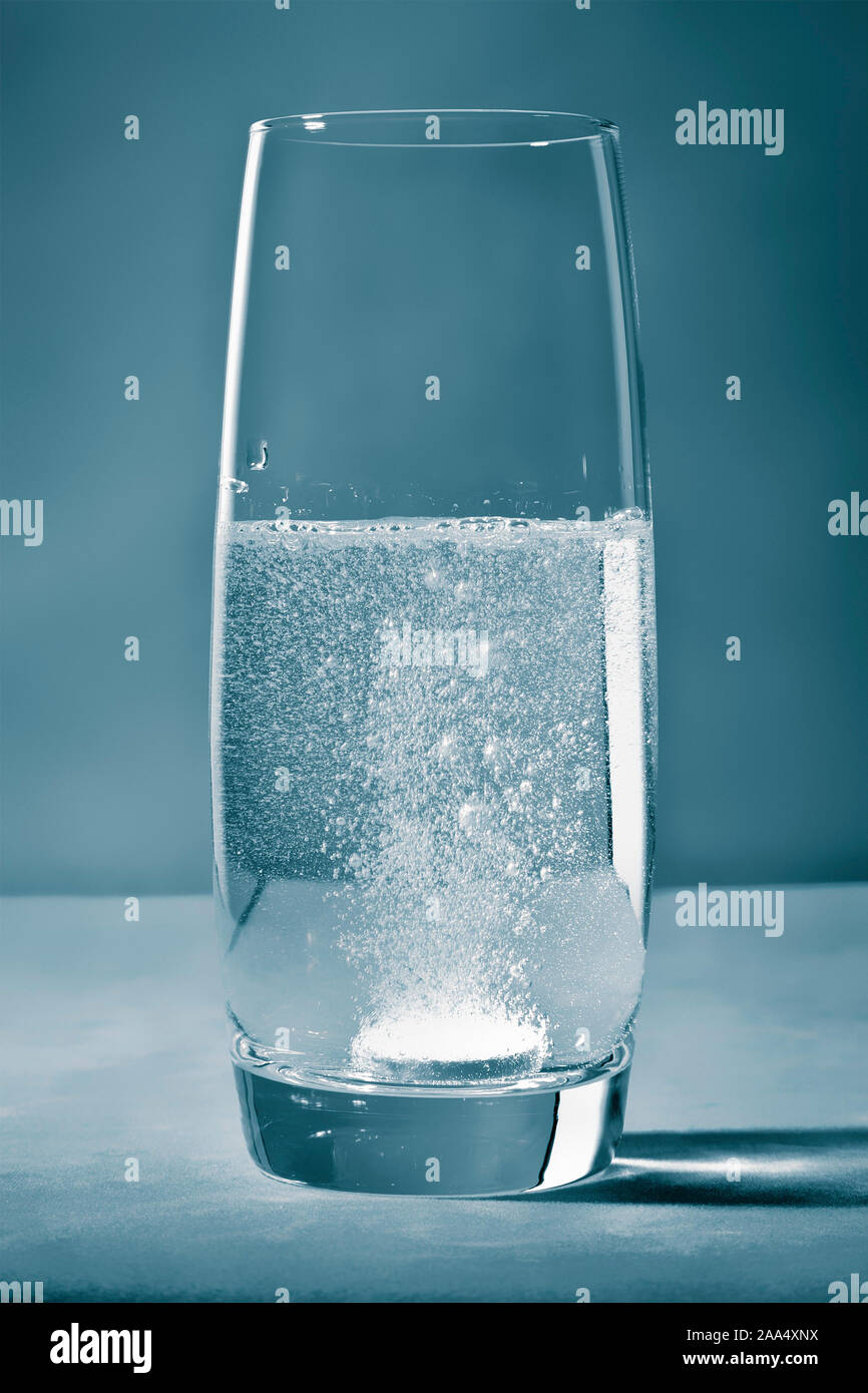 Eine Tablette, die in einem Glas Wasser aufgeloest wird Foto Stock