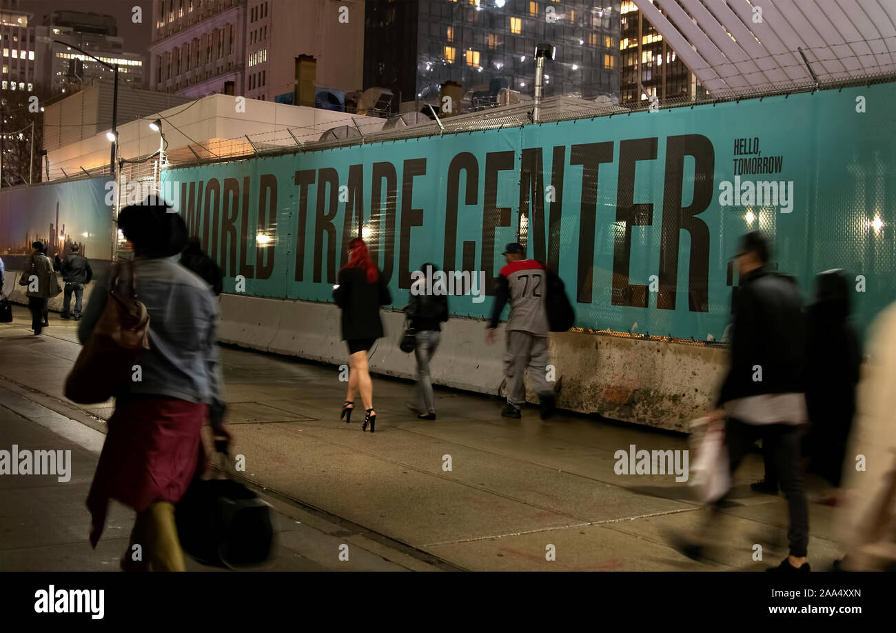 New York City, NY USA. Dic 2015. World Trade Center promo banner in nght con azione a piedi di sfocatura Newyorkesi di andare a casa. Foto Stock