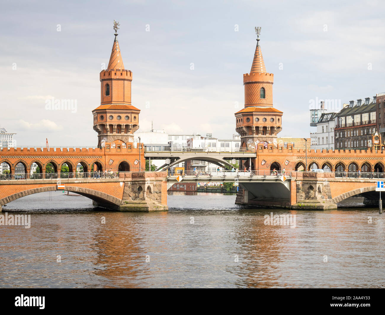 Ein Bild der Roten Bruecke in Berlino, Deutschland Foto Stock