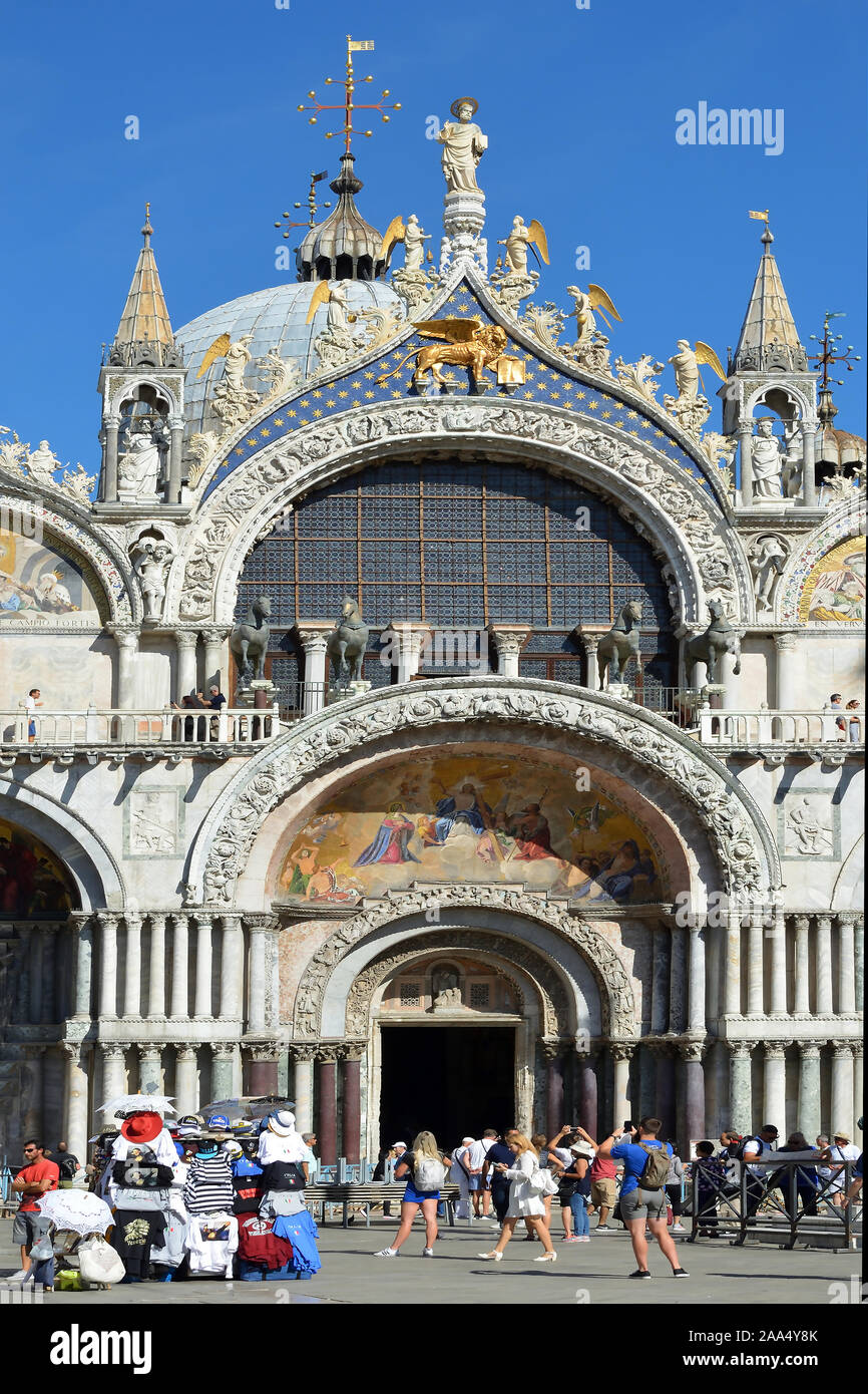 Bevor turisti la Basilica di San Marco a Venezia - Italia. Foto Stock