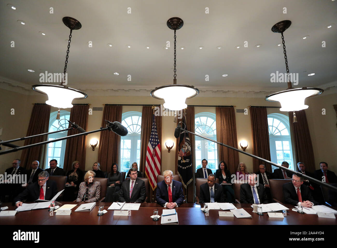 Washington, DC. Xix Nov, 2019. Il Presidente degli Stati Uniti, Trump parla nel corso di una riunione del gabinetto nel Cabinet Room della casa bianca il 19 novembre 2019 a Washington, DC. Da sinistra a destra: il Segretario di Stato americano per l'energia Rick Perry, il Segretario di Stato americano per l'istruzione Betsy DeVos, Segretario di Stato americano per gli Affari dei Veterani (VA) Robert Wilkie, il presidente, il Segretario di Stato americano per l'alloggiamento e lo sviluppo urbano (HUD) Ben Carson, Segretario di Stato americano per la salute e i servizi umani (HHS) Alex Azar. Credito: Oliver Contreras/Piscina via CNP/dpa/Alamy Live News Foto Stock