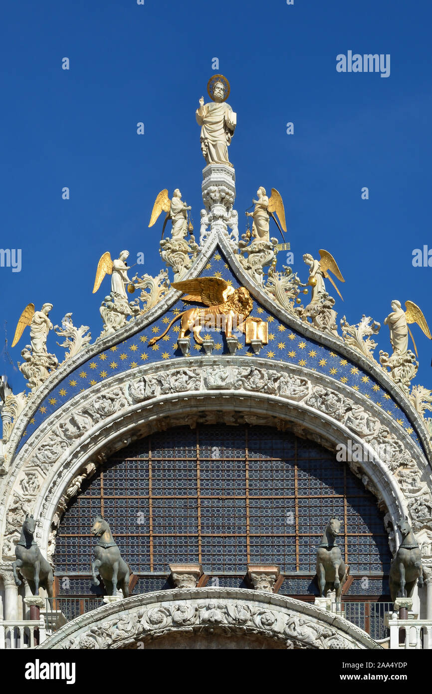 Basilica di San Marco a Venezia in una vista in dettaglio della facciata - Italia. Foto Stock