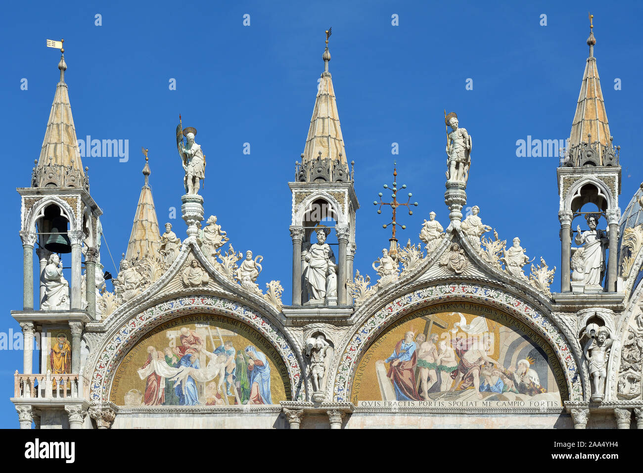 Basilica di San Marco a Venezia in una vista in dettaglio della facciata - Italia. Foto Stock