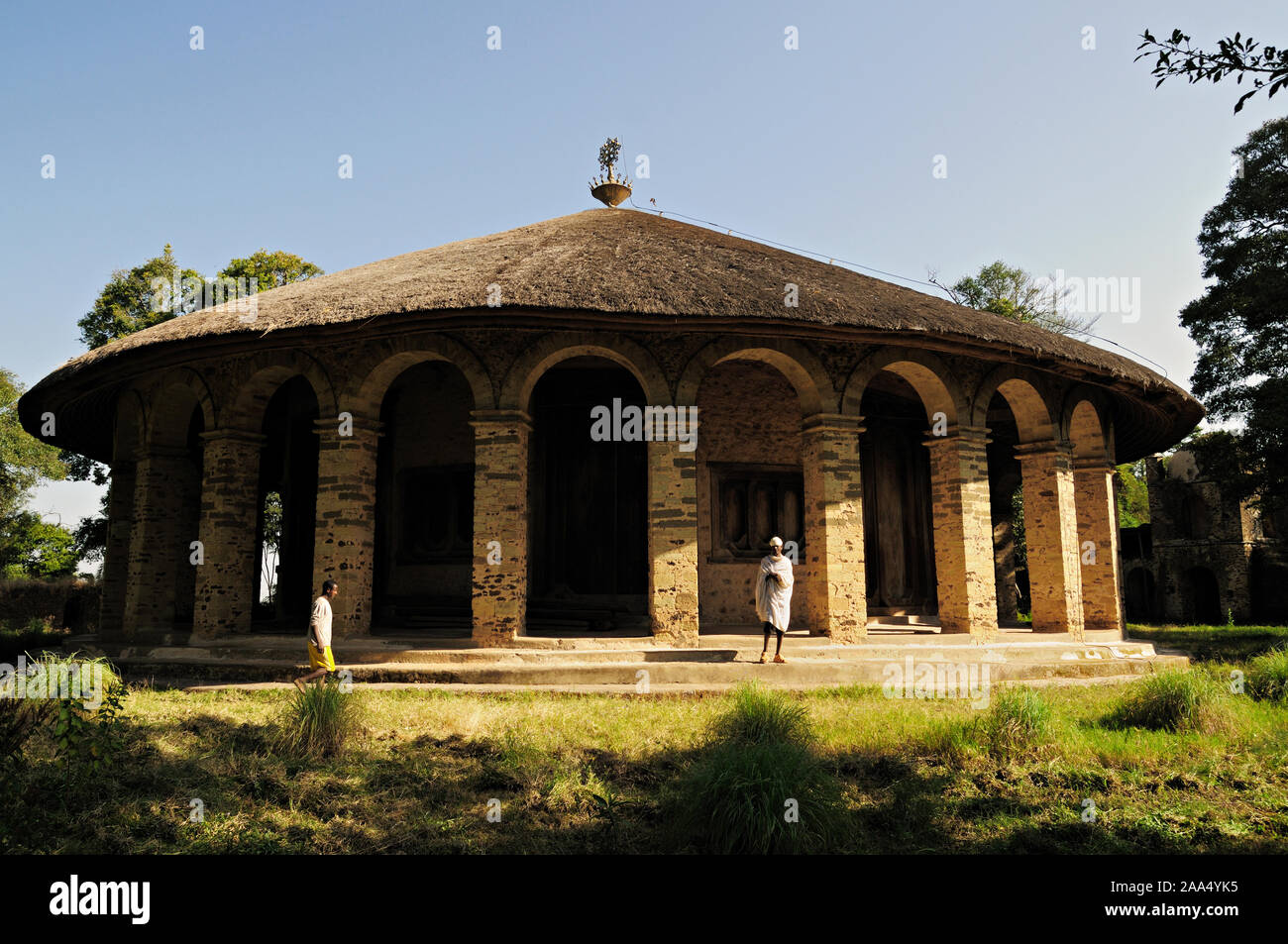 Sacerdote di fronte Narga Selassie chiesa circolare situato sull Isola di Dek, Lago Tana, Etiopia Foto Stock