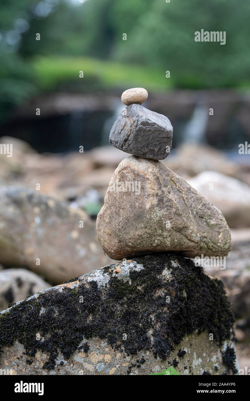 Impilatura di pietra a Wainwath cade nel Yorkshire Dales National Park, Regno Unito. Foto Stock