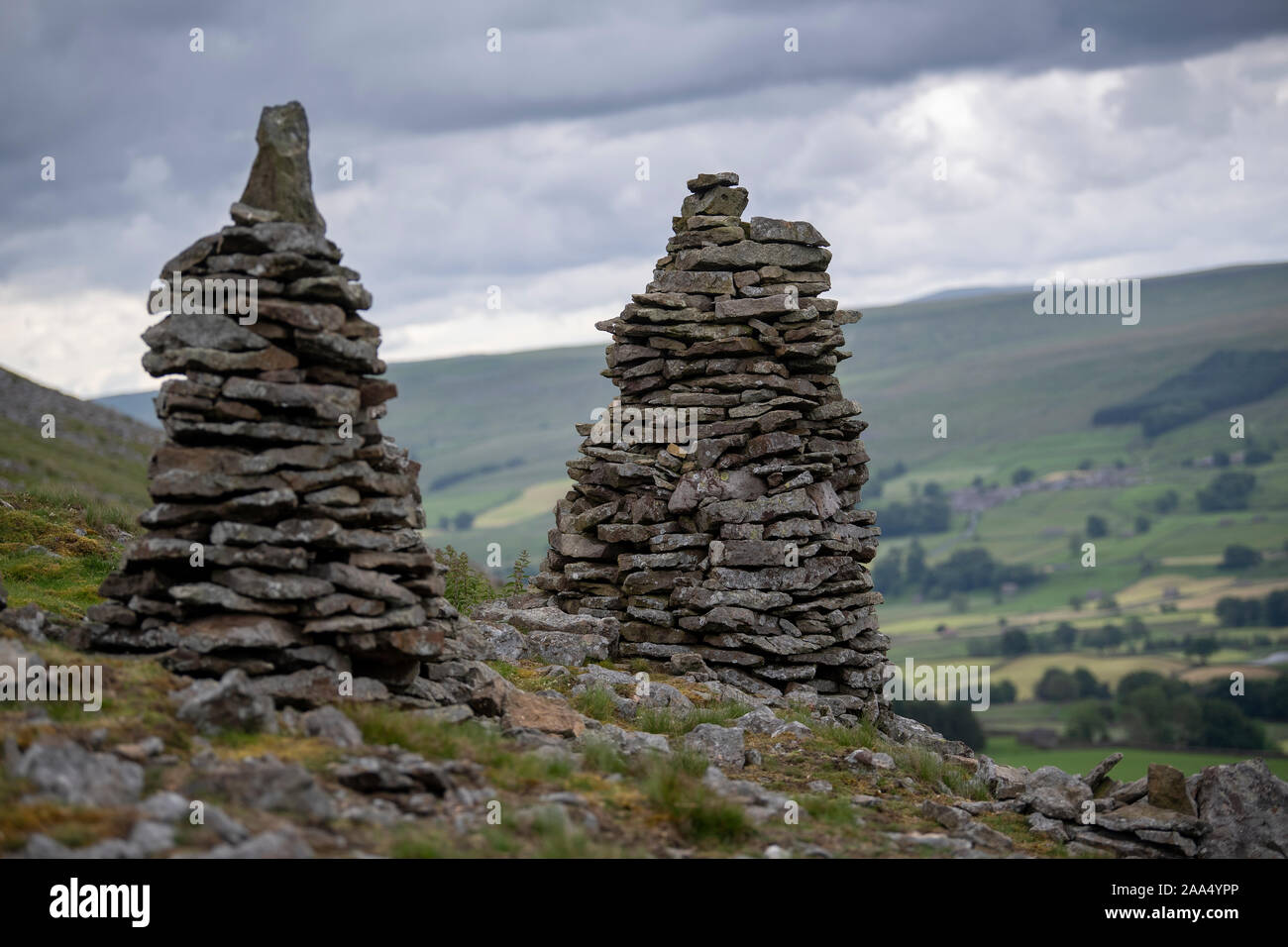 Cairns costruito su un fellside affacciato Wensleydale Foto Stock