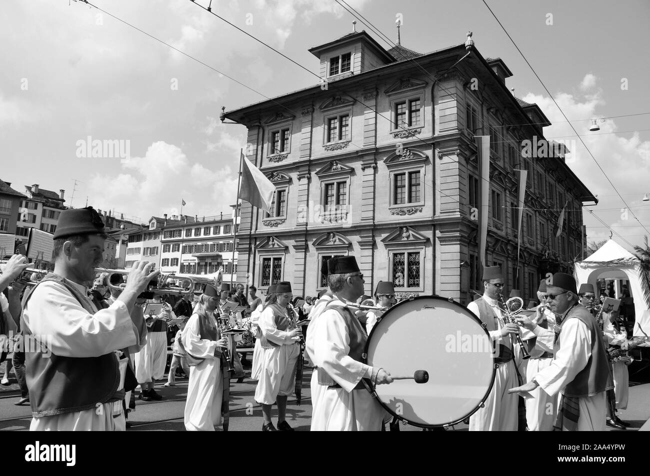 Musicisti della tradizionale "echseläuten' sfilata di fronte alla città parlamento Foto Stock