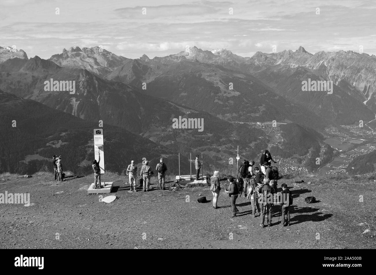 Alpi austriache: Escursionisti sulla sommità del monte Hochfirst sopra Schruns nella valle del Montafon Foto Stock