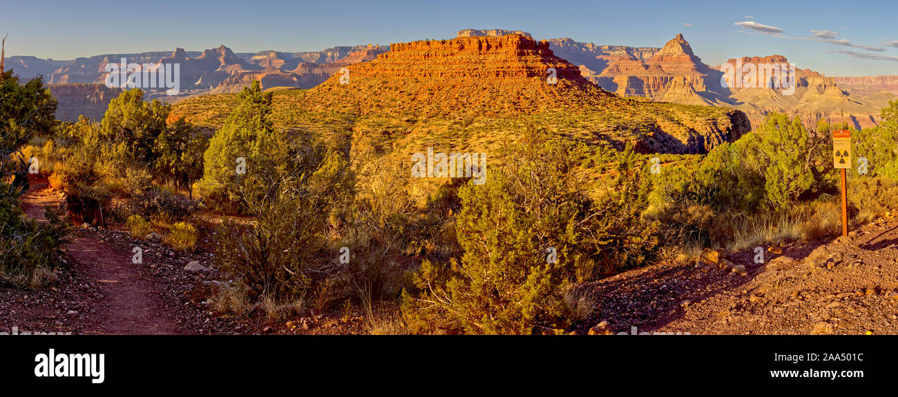 Segnale di avviso di un abbandonata miniera di uranio, Mesa a ferro di cavallo, del Grand Canyon, Arizona, Stati Uniti d'America Foto Stock