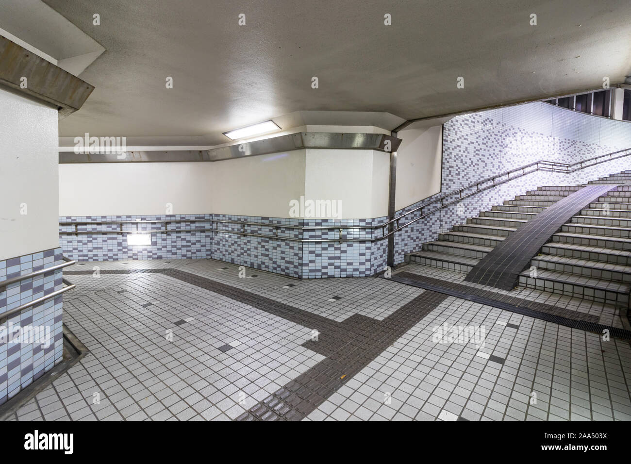 Interno di un passaggio pedonale sotterraneo situato sulla strada di prefettura 60 in.Kanazawa, Ishikawa, Giappone. Foto Stock