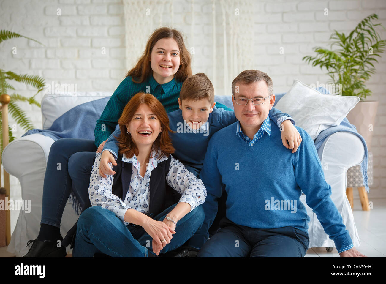 Sessione fotografica - famiglia amichevole. Ritratto di famiglia Foto Stock