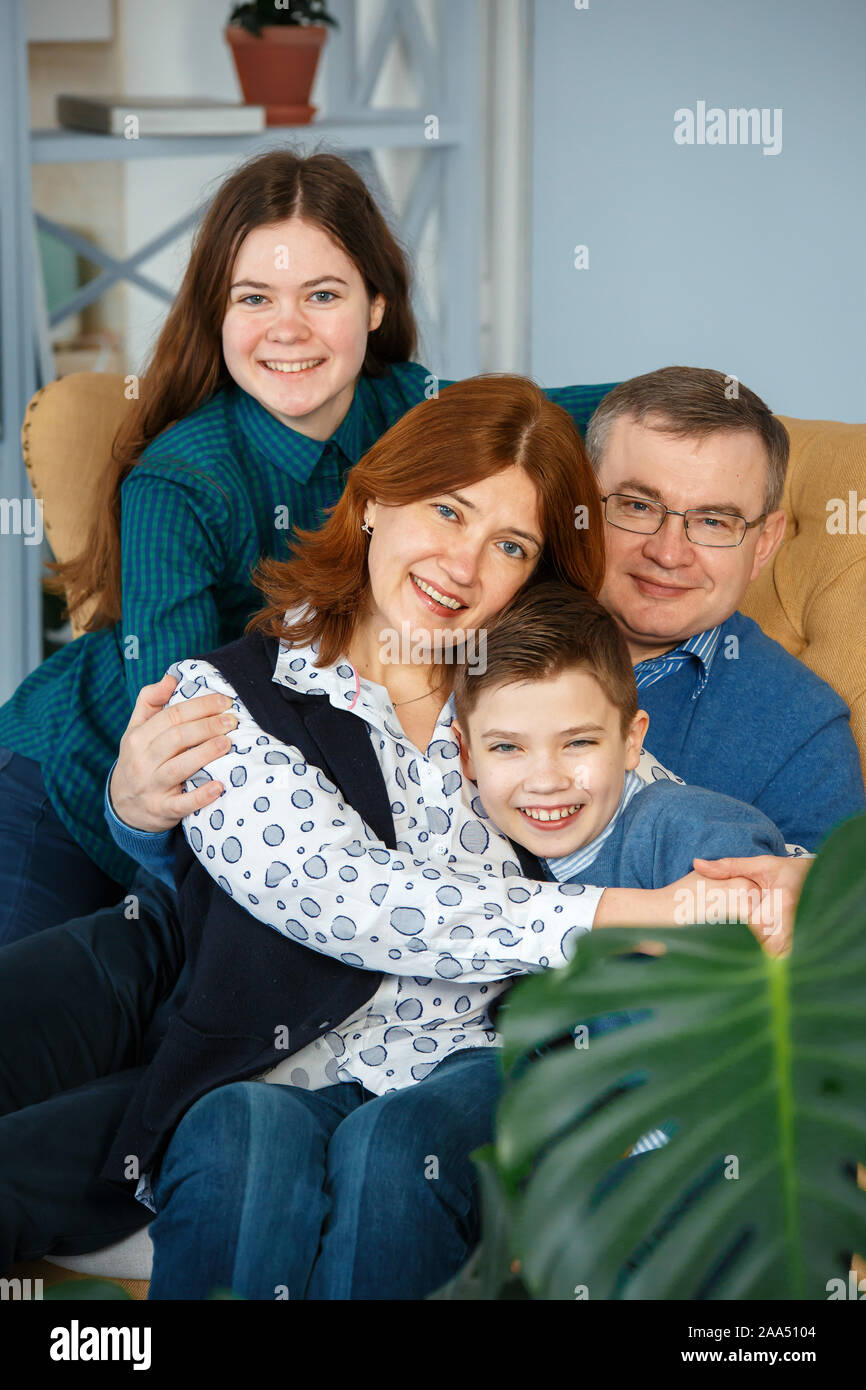 Sessione fotografica - famiglia amichevole. Ritratto di famiglia di quattro sorrisi Foto Stock
