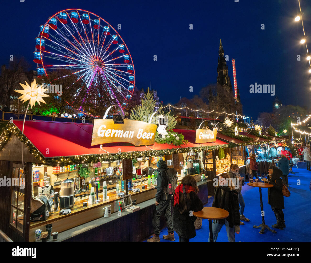 Vista notturna di Edimburgo Mercatino di Natale 2019 , Scozia, Regno Unito Foto Stock