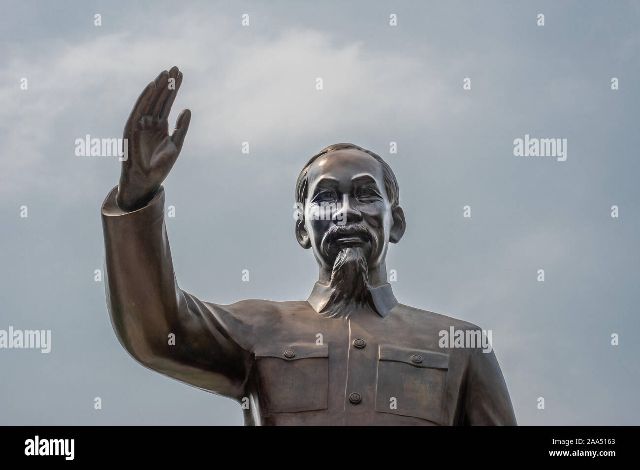 La città di Ho Chi Minh, Vietnam - Marzo 12, 2019: Downtown. Bronzetto busto statua di Ho Chi Minh stesso sotto il blu cloudscape. Foto Stock