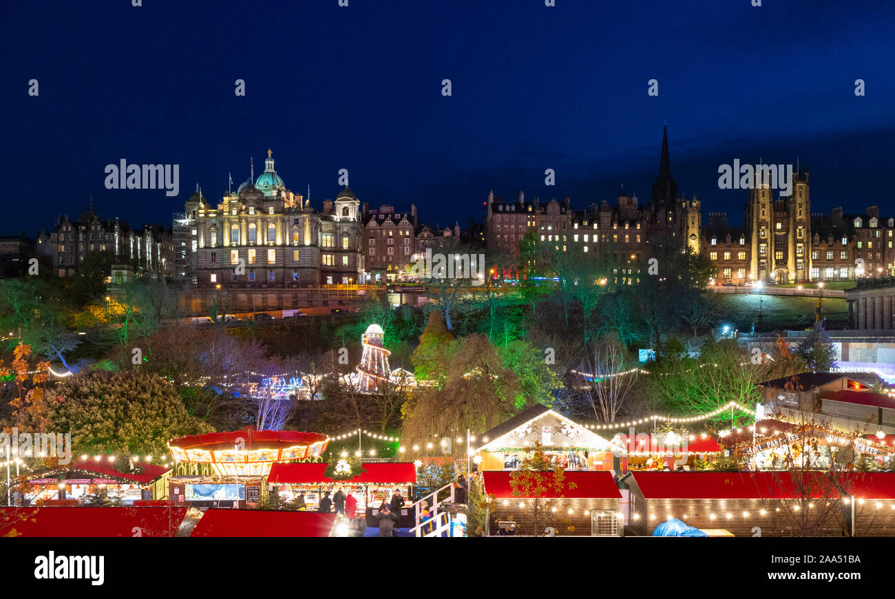 Vista notturna di Edimburgo Mercatino di Natale 2019 , Scozia, Regno Unito Foto Stock