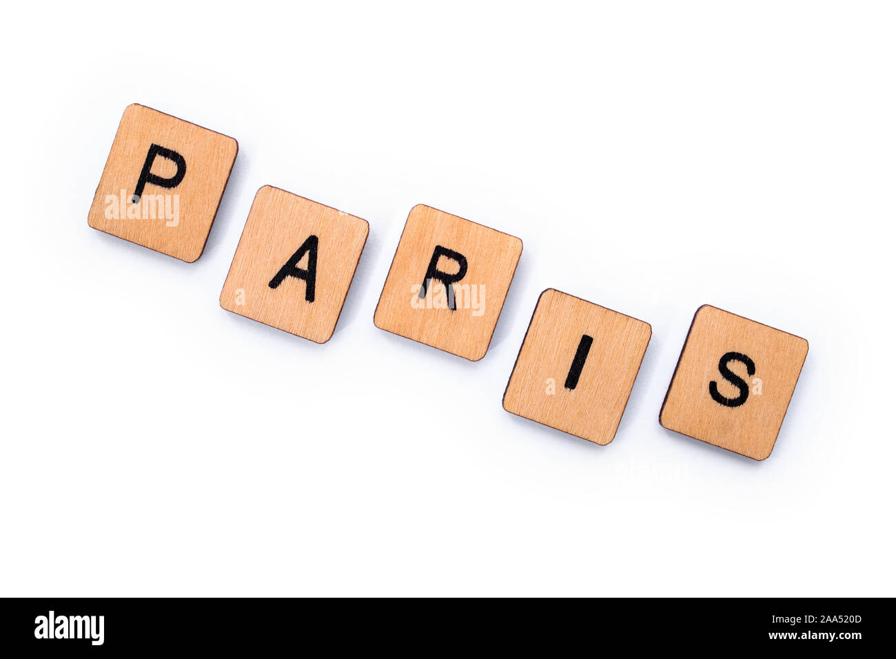 La parola parigi, farro con lettera in legno piastrelle su uno sfondo bianco. Foto Stock