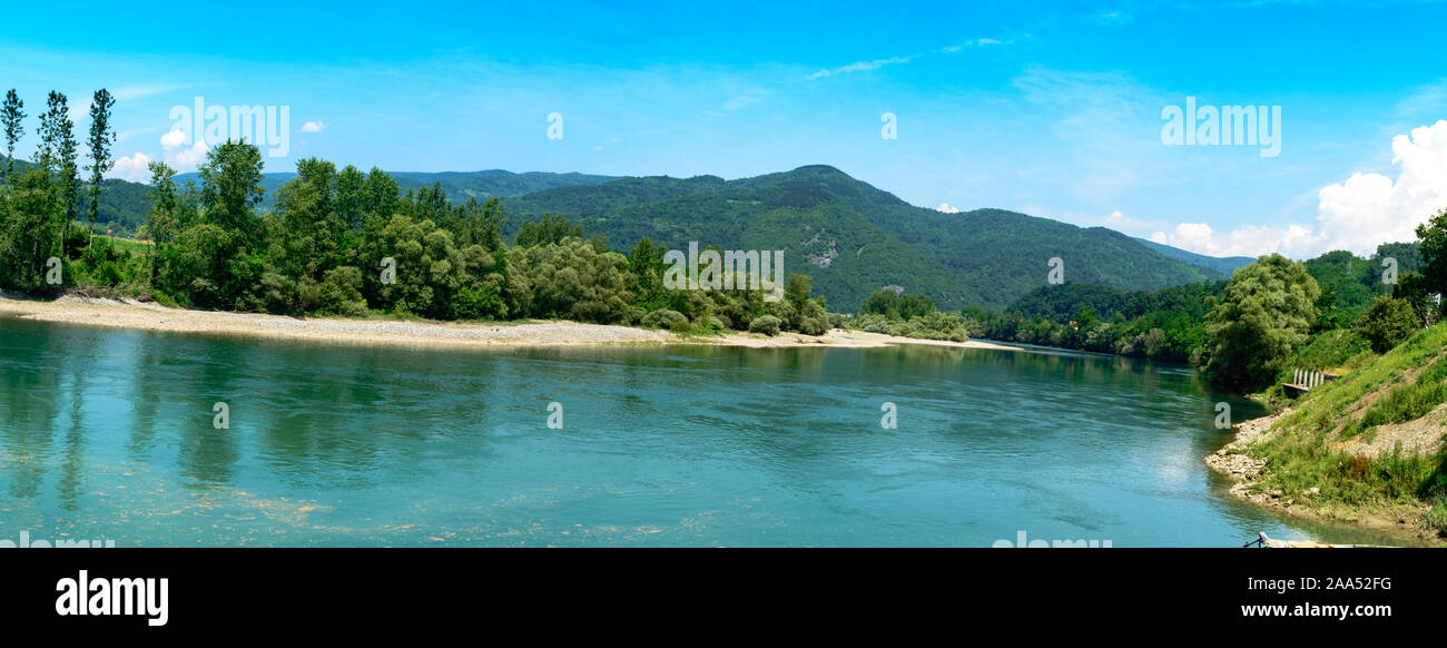 Fiume più pulito - Drina con foresta e montagna sullo sfondo Foto Stock